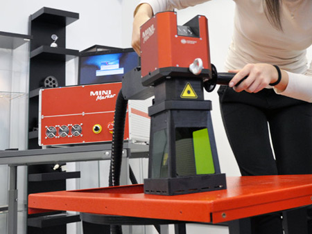 Portable manual marking laser system packaging